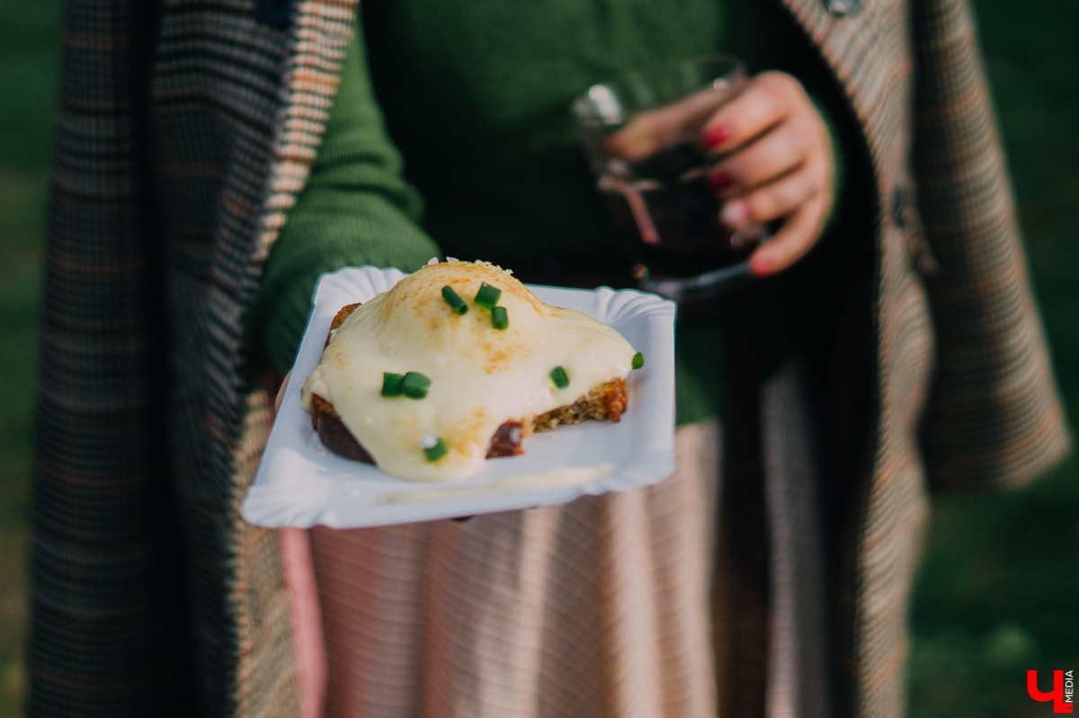 В минувшие выходные в Старых садах у ДТЮ прошел твидовый пикник, который посетило более 100 горожан и туристов. Пришедших ожидали дегустации, мастер-классы, игры, живая музыка и другие развлечения на любой вкус. Одна из главных целей пикника - уберечь зеленую зону от застройки