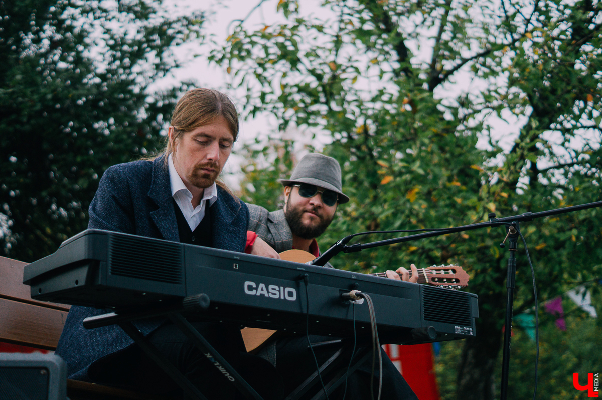 В минувшие выходные в Старых садах у ДТЮ прошел твидовый пикник, который посетило более 100 горожан и туристов. Пришедших ожидали дегустации, мастер-классы, игры, живая музыка и другие развлечения на любой вкус. Одна из главных целей пикника - уберечь зеленую зону от застройки