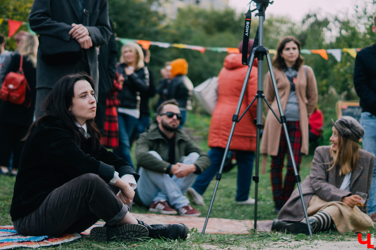 В минувшие выходные в Старых садах у ДТЮ прошел твидовый пикник, который посетило более 100 горожан и туристов. Пришедших ожидали дегустации, мастер-классы, игры, живая музыка и другие развлечения на любой вкус. Одна из главных целей пикника - уберечь зеленую зону от застройки