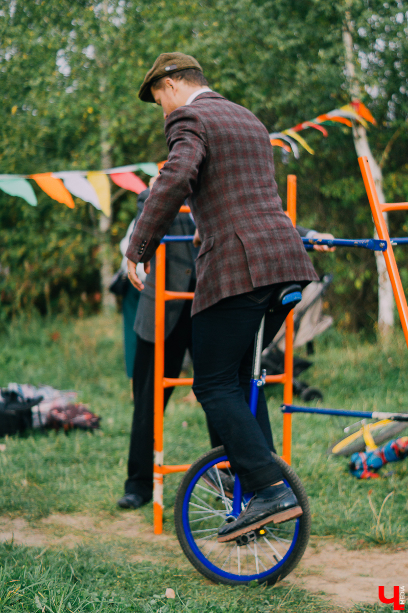 В минувшие выходные в Старых садах у ДТЮ прошел твидовый пикник, который посетило более 100 горожан и туристов. Пришедших ожидали дегустации, мастер-классы, игры, живая музыка и другие развлечения на любой вкус. Одна из главных целей пикника - уберечь зеленую зону от застройки