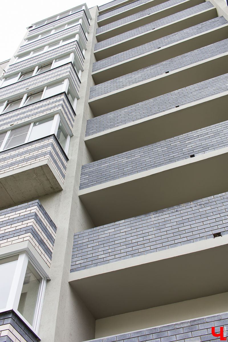 Проект “Большой ремонт” продолжается. Блондинка Полина узнала, как протянуть электрокабель и закрепить плитку на стенах скотчем