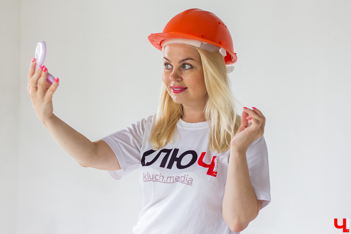 Проект “Большой ремонт” продолжается. Блондинка Полина узнала, как протянуть электрокабель и закрепить плитку на стенах скотчем