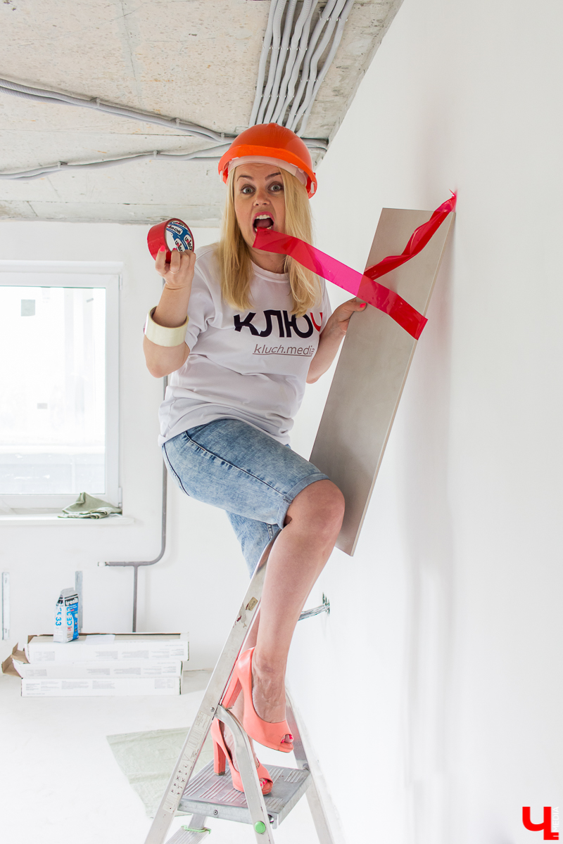 Проект “Большой ремонт” продолжается. Блондинка Полина узнала, как протянуть электрокабель и закрепить плитку на стенах скотчем