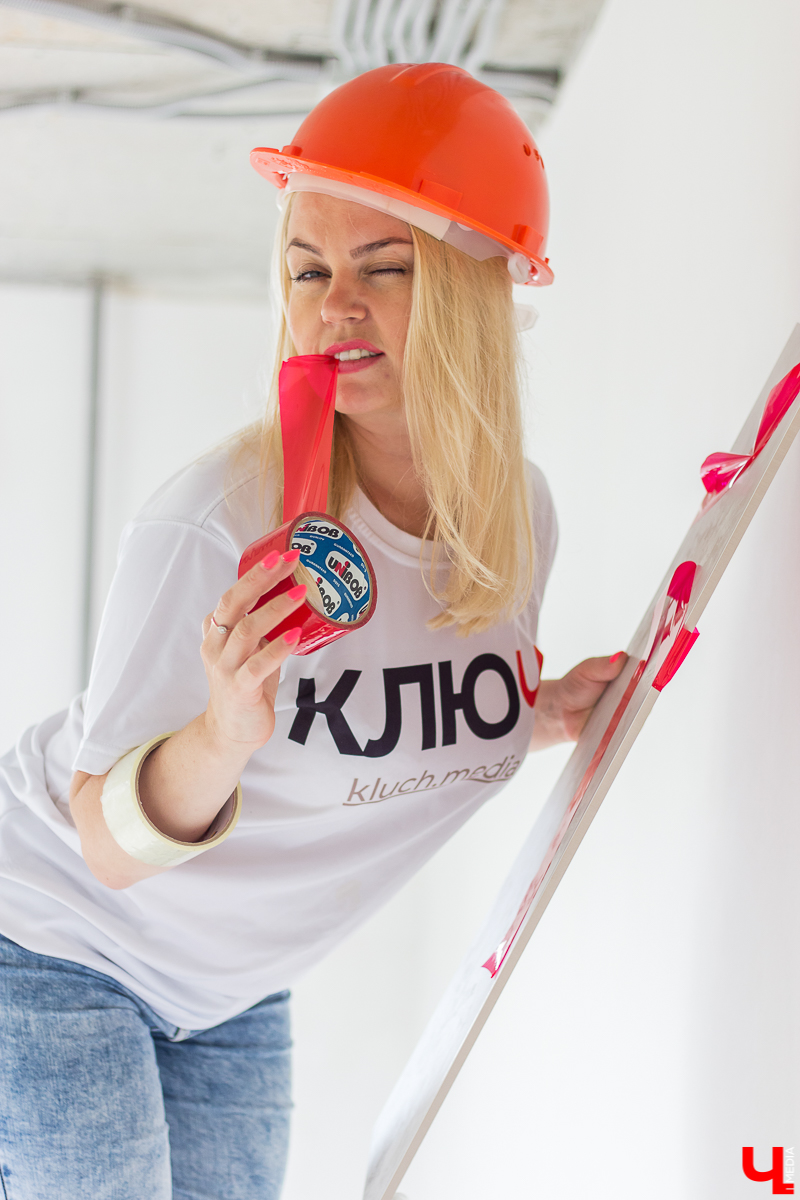 Проект “Большой ремонт” продолжается. Блондинка Полина узнала, как протянуть электрокабель и закрепить плитку на стенах скотчем