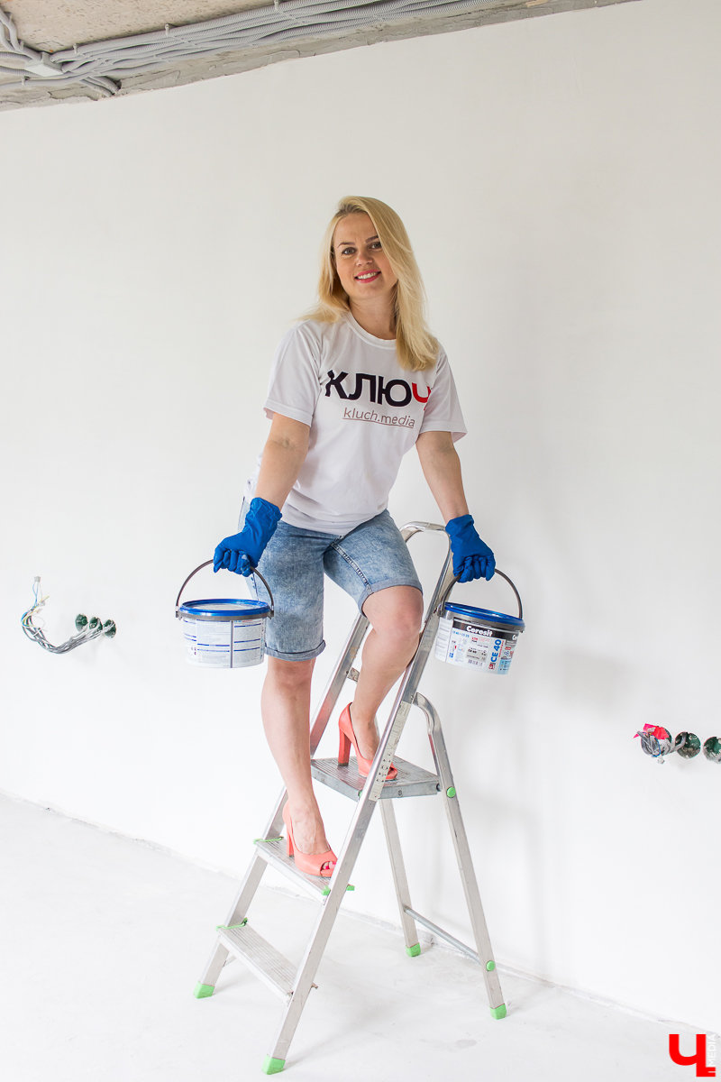 Проект “Большой ремонт” продолжается. Блондинка Полина узнала, как протянуть электрокабель и закрепить плитку на стенах скотчем