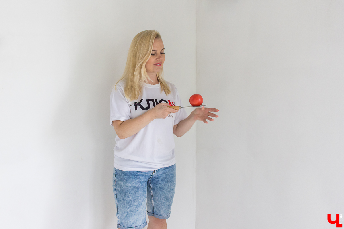 Проект “Большой ремонт” продолжается. Блондинка Полина узнала, как протянуть электрокабель и закрепить плитку на стенах скотчем