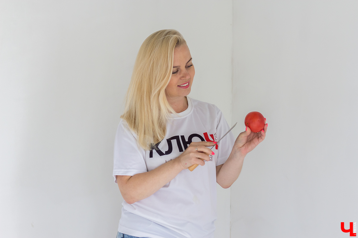 Проект “Большой ремонт” продолжается. Блондинка Полина узнала, как протянуть электрокабель и закрепить плитку на стенах скотчем