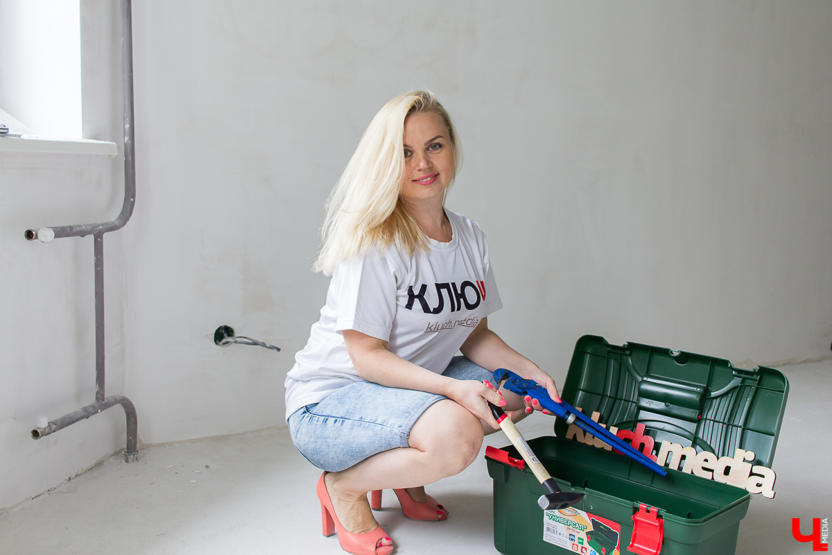 Проект “Большой ремонт” продолжается. Блондинка Полина узнала, как протянуть электрокабель и закрепить плитку на стенах скотчем
