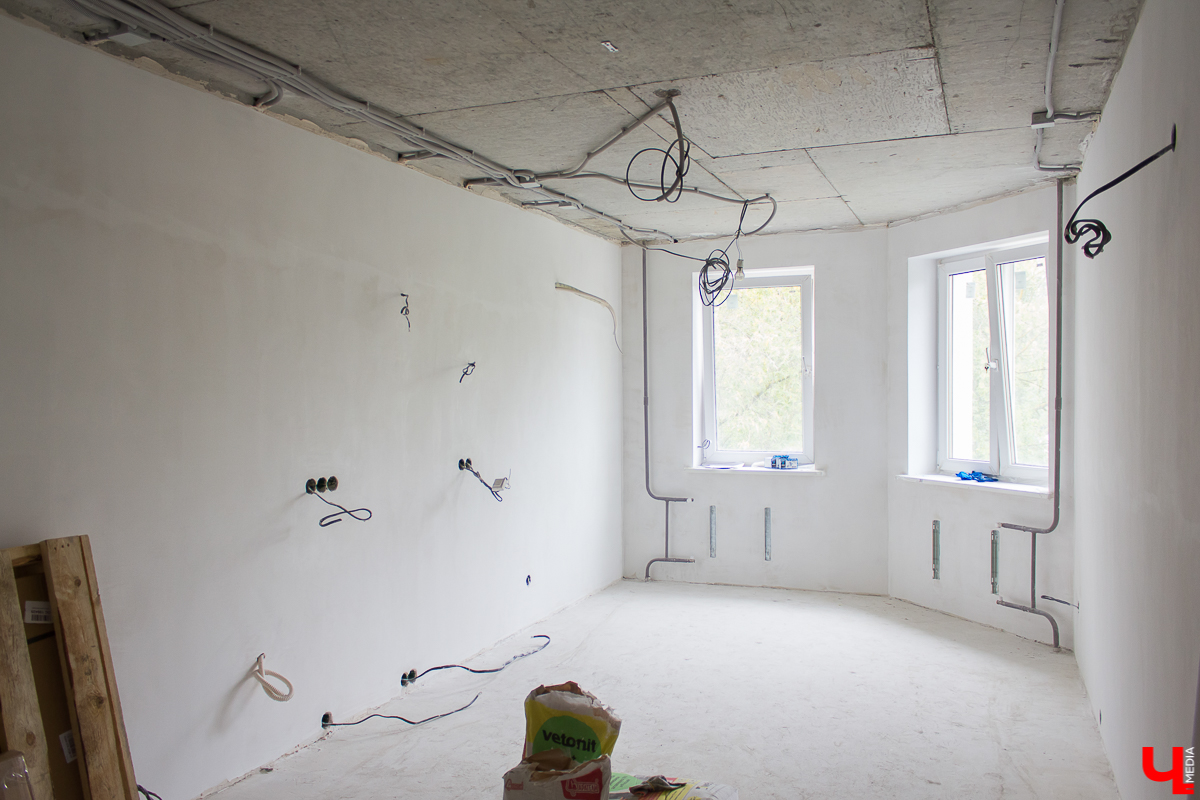 Проект “Большой ремонт” продолжается. Блондинка Полина узнала, как протянуть электрокабель и закрепить плитку на стенах скотчем