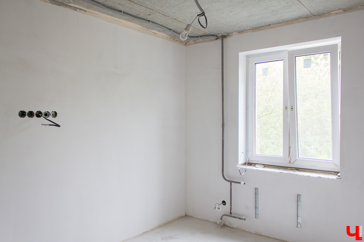 Проект “Большой ремонт” продолжается. Блондинка Полина узнала, как протянуть электрокабель и закрепить плитку на стенах скотчем