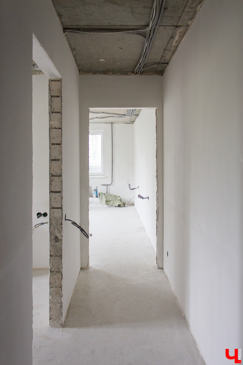 Проект “Большой ремонт” продолжается. Блондинка Полина узнала, как протянуть электрокабель и закрепить плитку на стенах скотчем