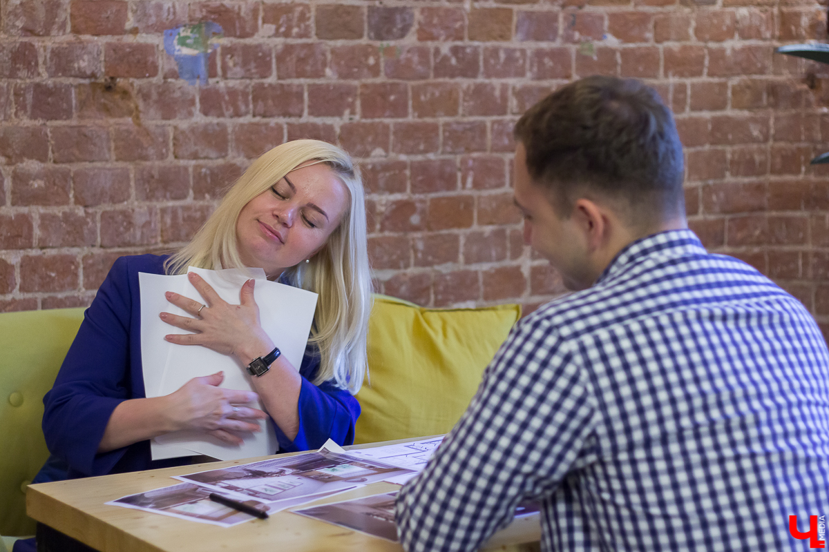 Проект “Большой ремонт” продолжается. Блондинка Полина узнала, как протянуть электрокабель и закрепить плитку на стенах скотчем