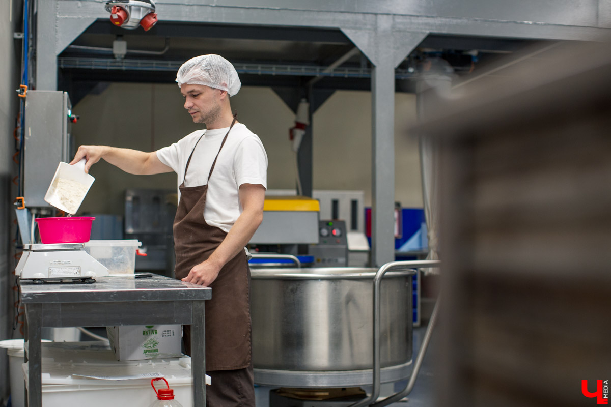 Как пекут караваи? В чем особенности этой выпечки? Как мастеру удается создать сложные и красивые узоры из теста? О тонкостях процесса рассказывает Александр Тепаев, мастер-пекарь Владимирского хлебозавода.