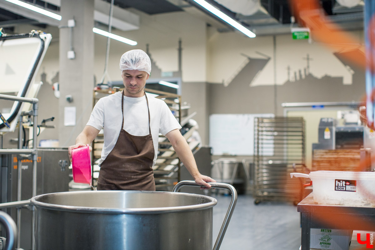 Как пекут караваи? В чем особенности этой выпечки? Как мастеру удается создать сложные и красивые узоры из теста? О тонкостях процесса рассказывает Александр Тепаев, мастер-пекарь Владимирского хлебозавода.