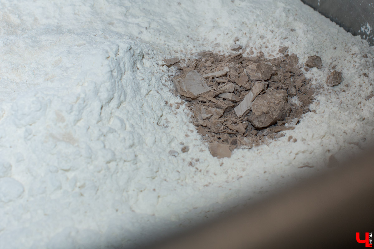 Как пекут караваи? В чем особенности этой выпечки? Как мастеру удается создать сложные и красивые узоры из теста? О тонкостях процесса рассказывает Александр Тепаев, мастер-пекарь Владимирского хлебозавода.