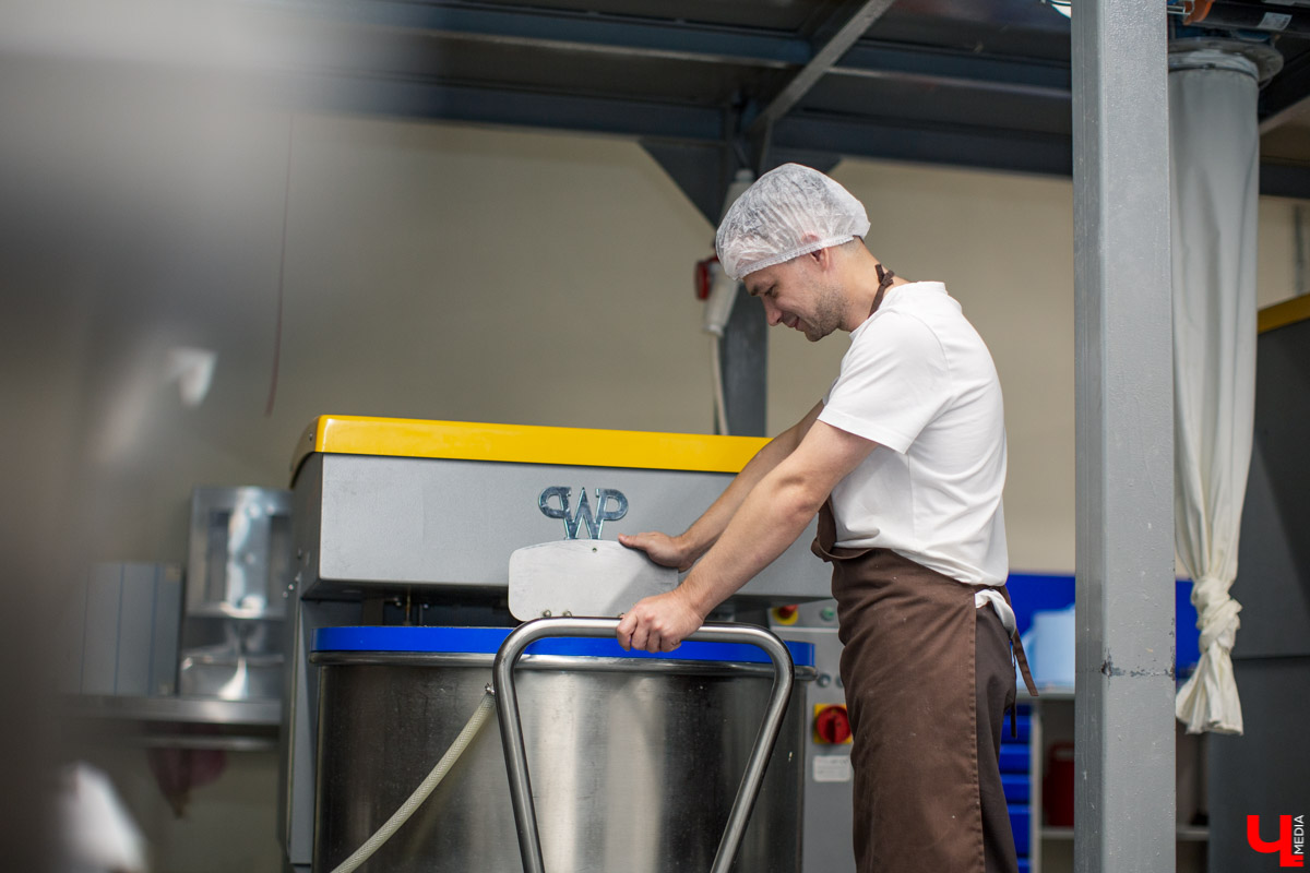 Как пекут караваи? В чем особенности этой выпечки? Как мастеру удается создать сложные и красивые узоры из теста? О тонкостях процесса рассказывает Александр Тепаев, мастер-пекарь Владимирского хлебозавода.