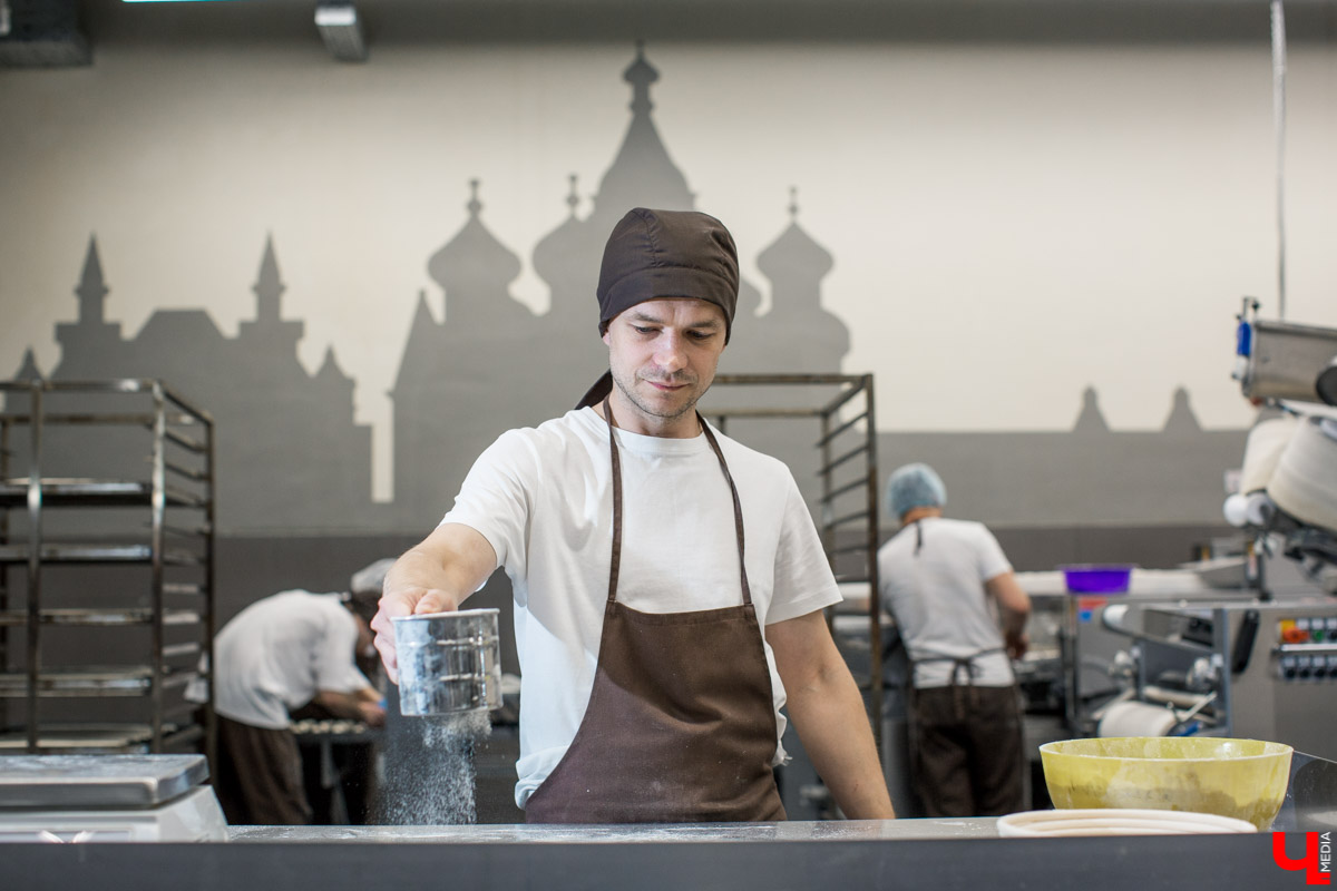 Как пекут караваи? В чем особенности этой выпечки? Как мастеру удается создать сложные и красивые узоры из теста? О тонкостях процесса рассказывает Александр Тепаев, мастер-пекарь Владимирского хлебозавода.