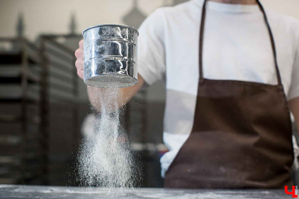 Как пекут караваи? В чем особенности этой выпечки? Как мастеру удается создать сложные и красивые узоры из теста? О тонкостях процесса рассказывает Александр Тепаев, мастер-пекарь Владимирского хлебозавода.