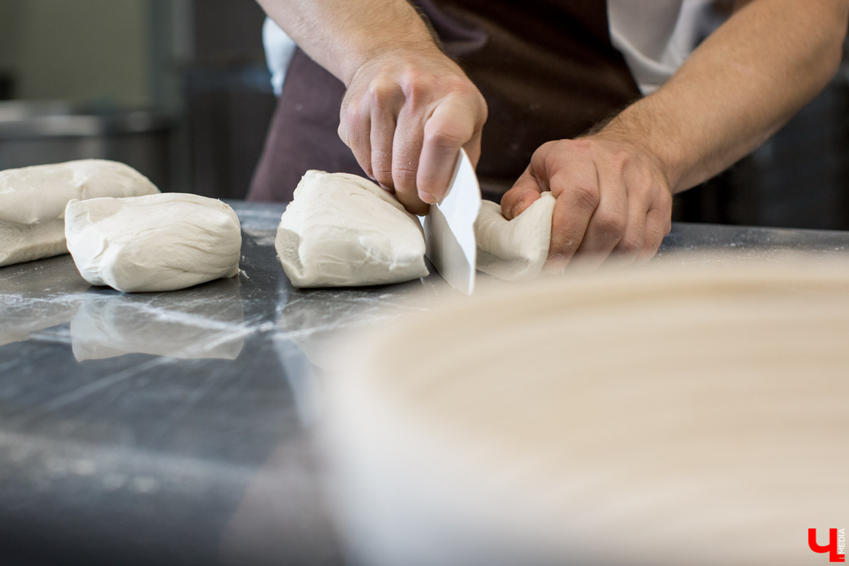 Как пекут караваи? В чем особенности этой выпечки? Как мастеру удается создать сложные и красивые узоры из теста? О тонкостях процесса рассказывает Александр Тепаев, мастер-пекарь Владимирского хлебозавода.