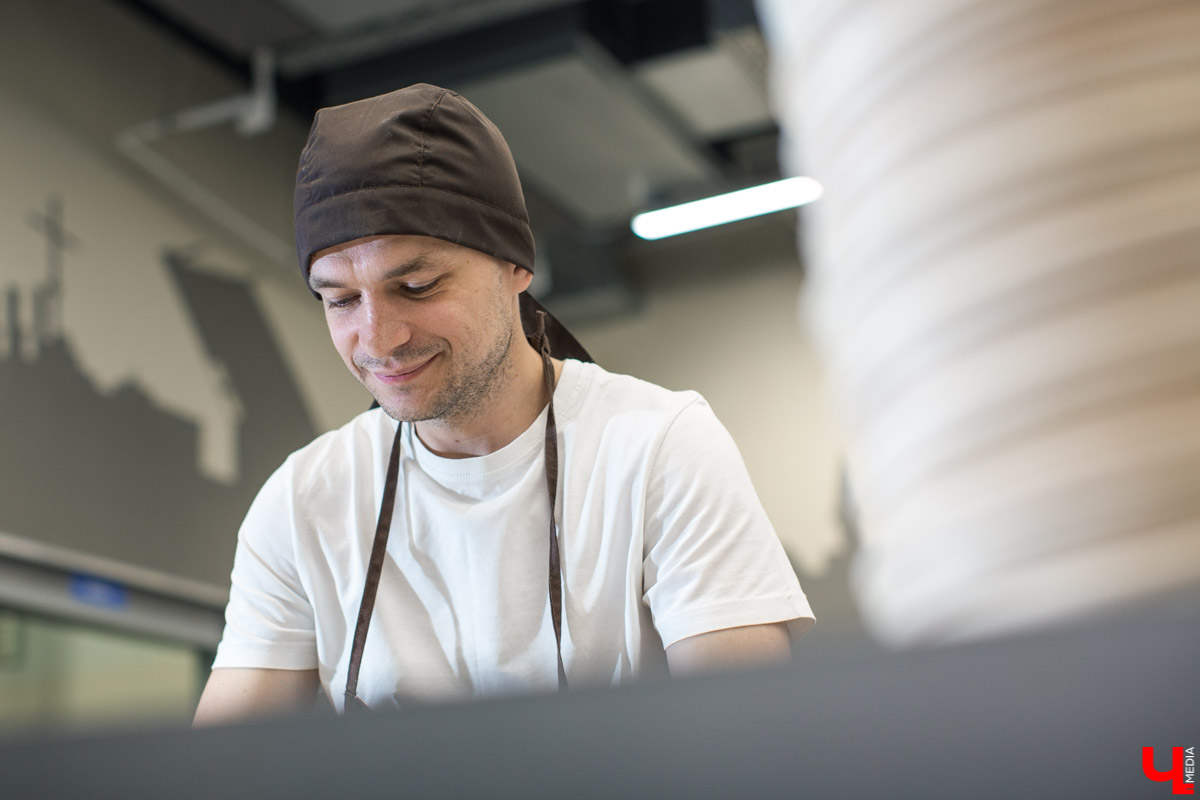 Как пекут караваи? В чем особенности этой выпечки? Как мастеру удается создать сложные и красивые узоры из теста? О тонкостях процесса рассказывает Александр Тепаев, мастер-пекарь Владимирского хлебозавода.