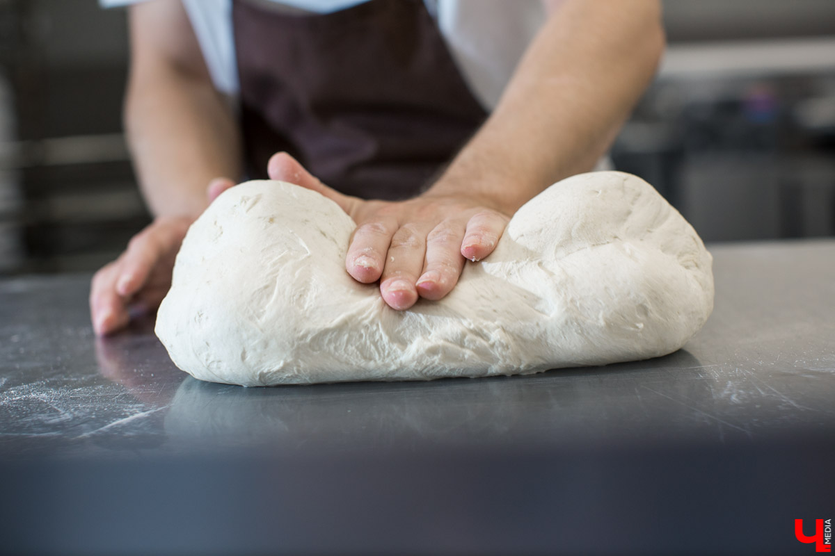 Как пекут караваи? В чем особенности этой выпечки? Как мастеру удается создать сложные и красивые узоры из теста? О тонкостях процесса рассказывает Александр Тепаев, мастер-пекарь Владимирского хлебозавода.