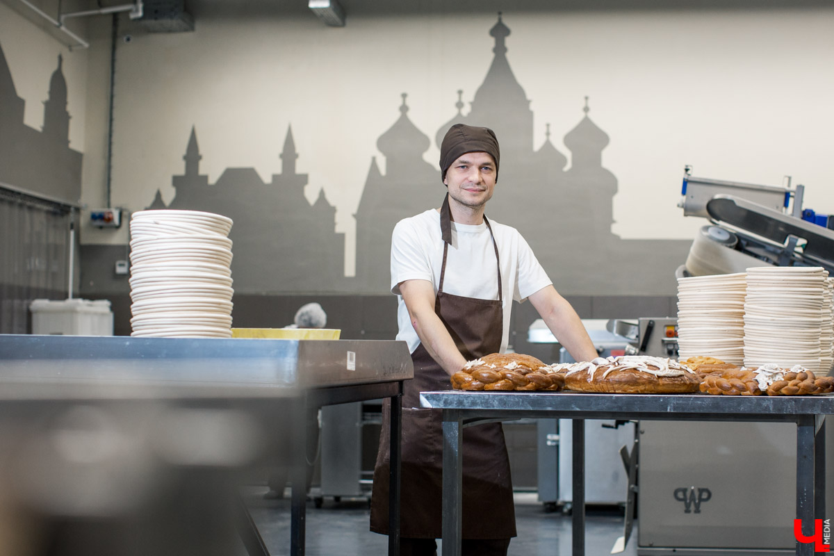 Как пекут караваи? В чем особенности этой выпечки? Как мастеру удается создать сложные и красивые узоры из теста? О тонкостях процесса рассказывает Александр Тепаев, мастер-пекарь Владимирского хлебозавода.