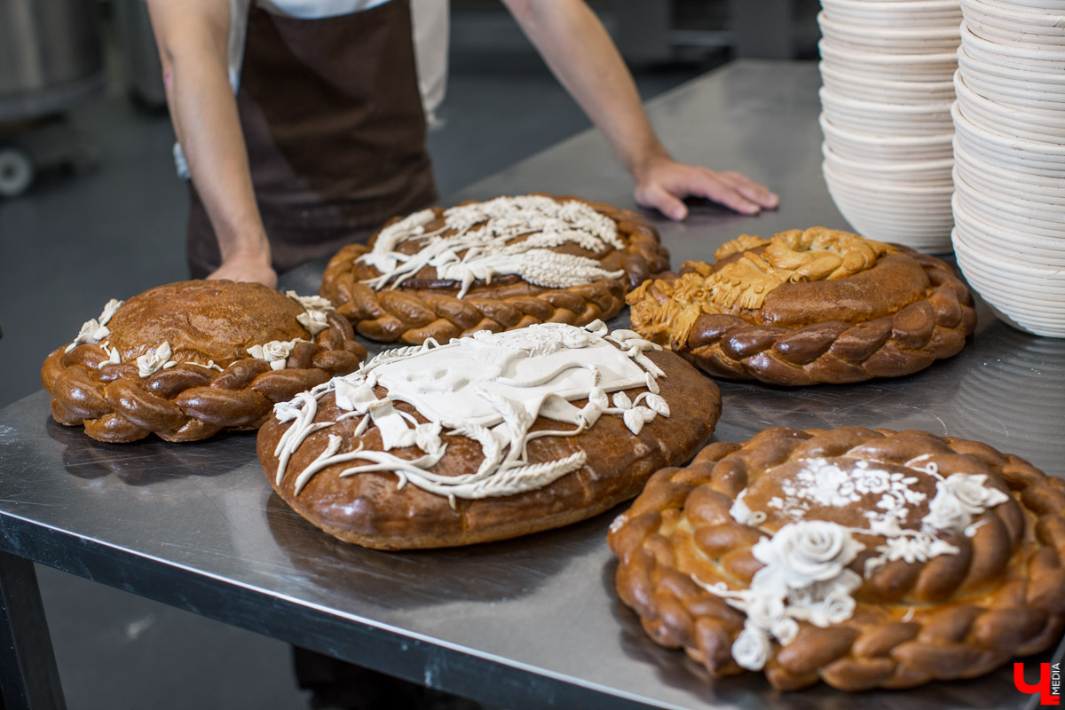 Как пекут караваи? В чем особенности этой выпечки? Как мастеру удается создать сложные и красивые узоры из теста? О тонкостях процесса рассказывает Александр Тепаев, мастер-пекарь Владимирского хлебозавода.