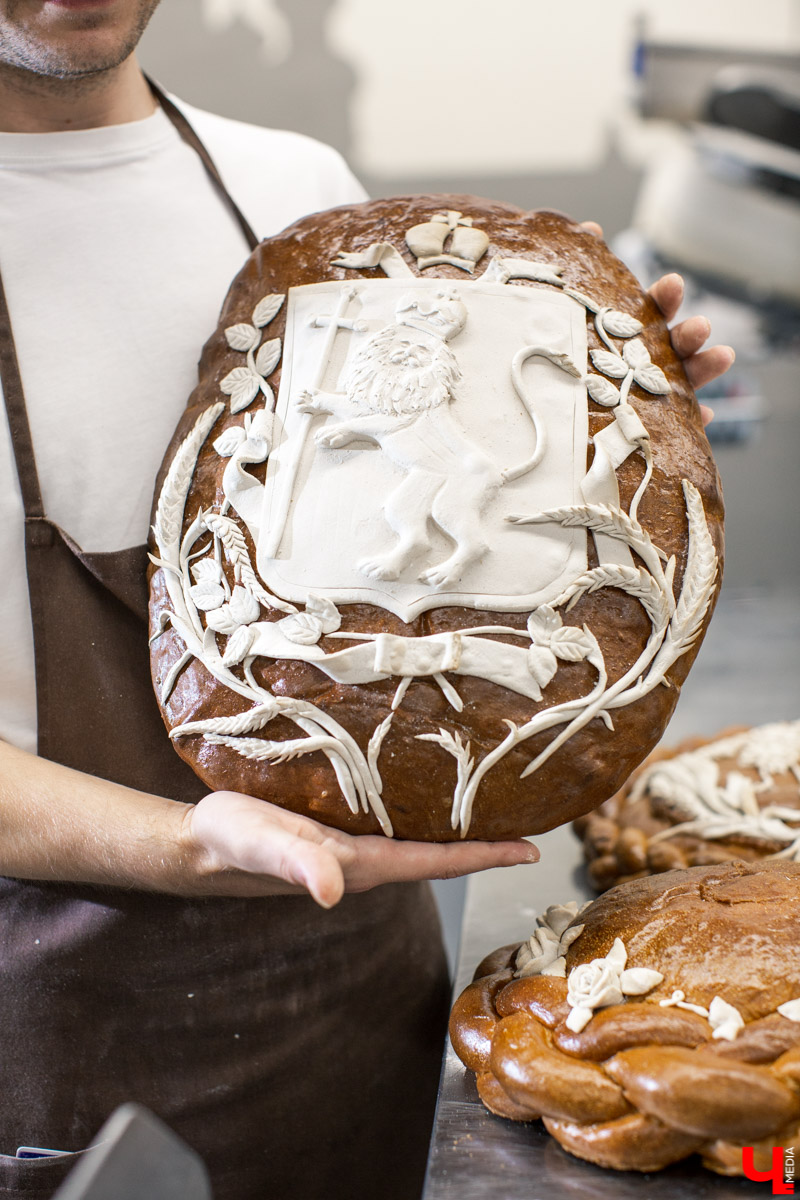 Как пекут караваи? В чем особенности этой выпечки? Как мастеру удается создать сложные и красивые узоры из теста? О тонкостях процесса рассказывает Александр Тепаев, мастер-пекарь Владимирского хлебозавода.