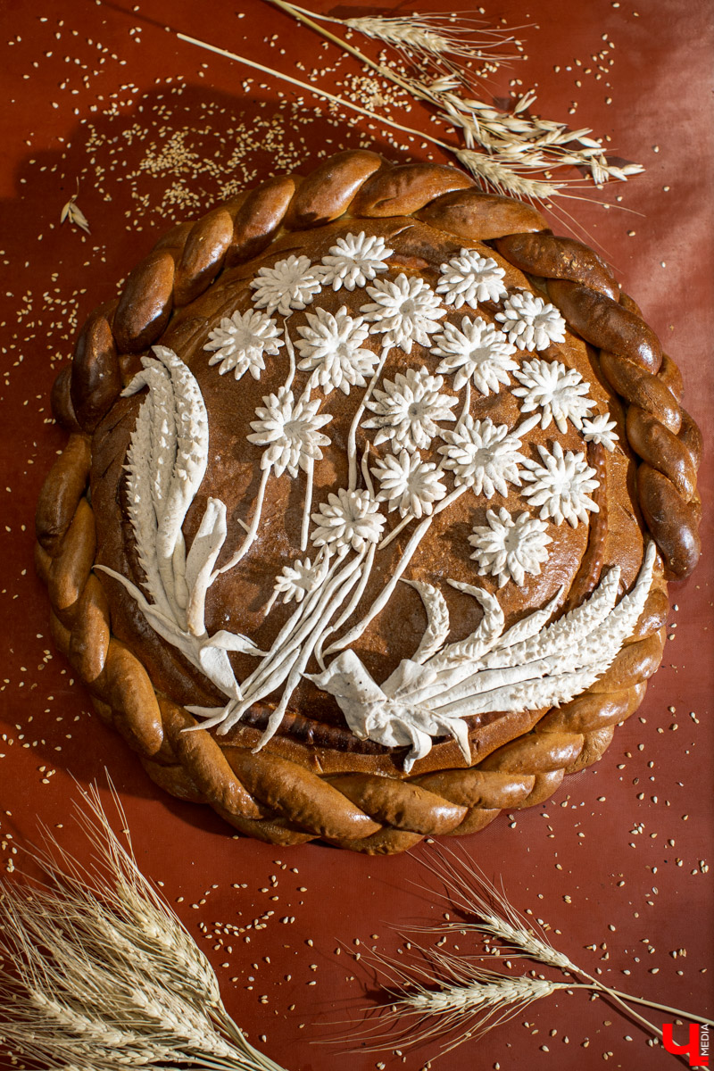 Как пекут караваи? В чем особенности этой выпечки? Как мастеру удается создать сложные и красивые узоры из теста? О тонкостях процесса рассказывает Александр Тепаев, мастер-пекарь Владимирского хлебозавода.