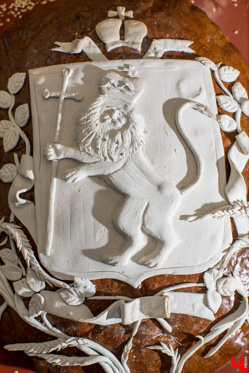 Как пекут караваи? В чем особенности этой выпечки? Как мастеру удается создать сложные и красивые узоры из теста? О тонкостях процесса рассказывает Александр Тепаев, мастер-пекарь Владимирского хлебозавода.