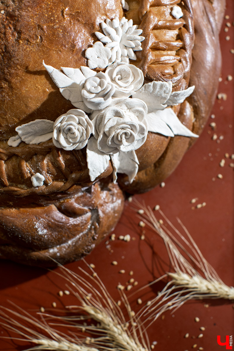 Как пекут караваи? В чем особенности этой выпечки? Как мастеру удается создать сложные и красивые узоры из теста? О тонкостях процесса рассказывает Александр Тепаев, мастер-пекарь Владимирского хлебозавода.