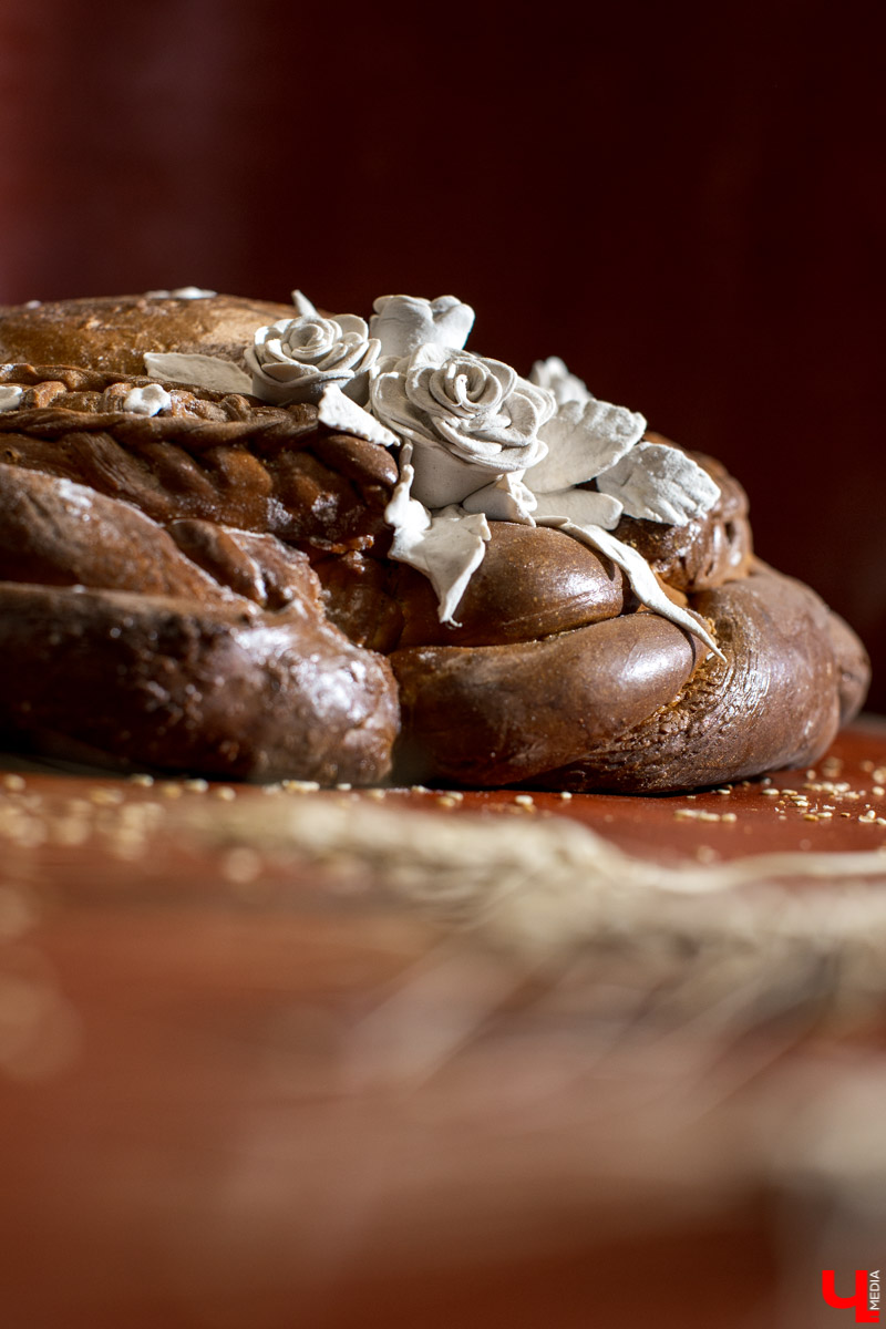 Как пекут караваи? В чем особенности этой выпечки? Как мастеру удается создать сложные и красивые узоры из теста? О тонкостях процесса рассказывает Александр Тепаев, мастер-пекарь Владимирского хлебозавода.