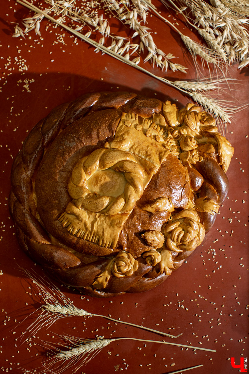 Как пекут караваи? В чем особенности этой выпечки? Как мастеру удается создать сложные и красивые узоры из теста? О тонкостях процесса рассказывает Александр Тепаев, мастер-пекарь Владимирского хлебозавода.