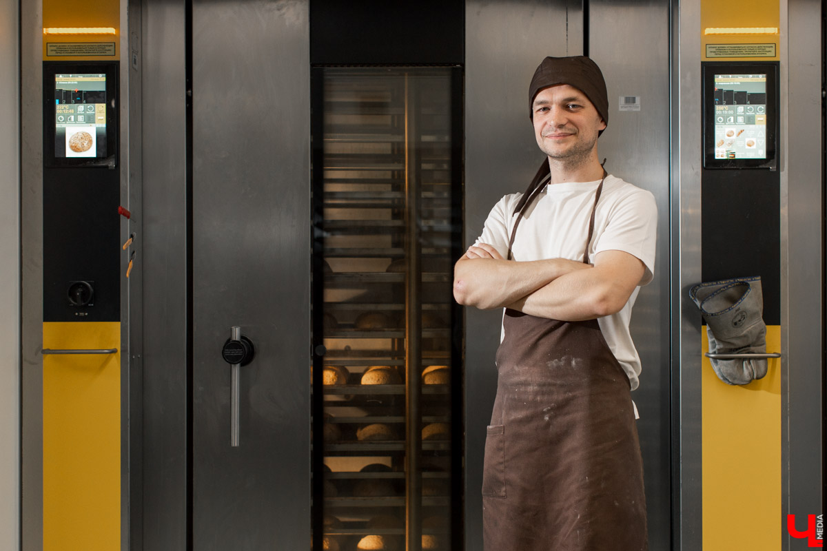 Как пекут караваи? В чем особенности этой выпечки? Как мастеру удается создать сложные и красивые узоры из теста? О тонкостях процесса рассказывает Александр Тепаев, мастер-пекарь Владимирского хлебозавода.