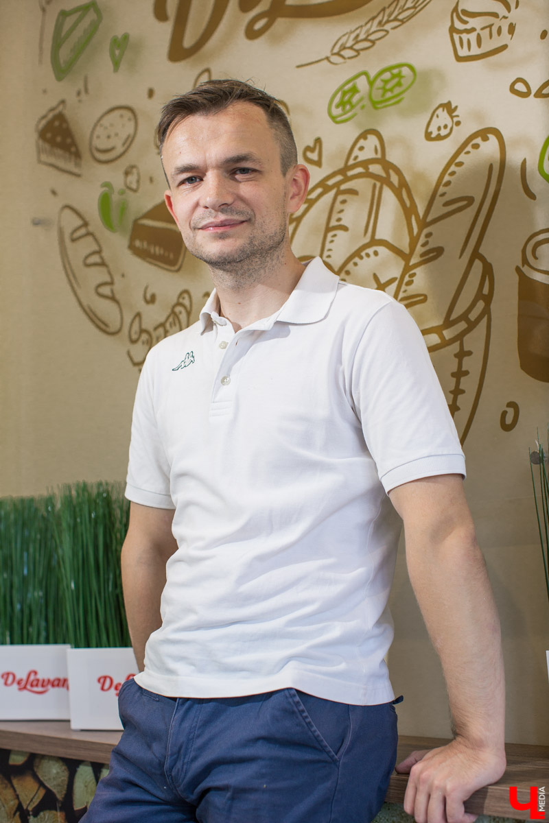 Как пекут караваи? В чем особенности этой выпечки? Как мастеру удается создать сложные и красивые узоры из теста? О тонкостях процесса рассказывает Александр Тепаев, мастер-пекарь Владимирского хлебозавода.