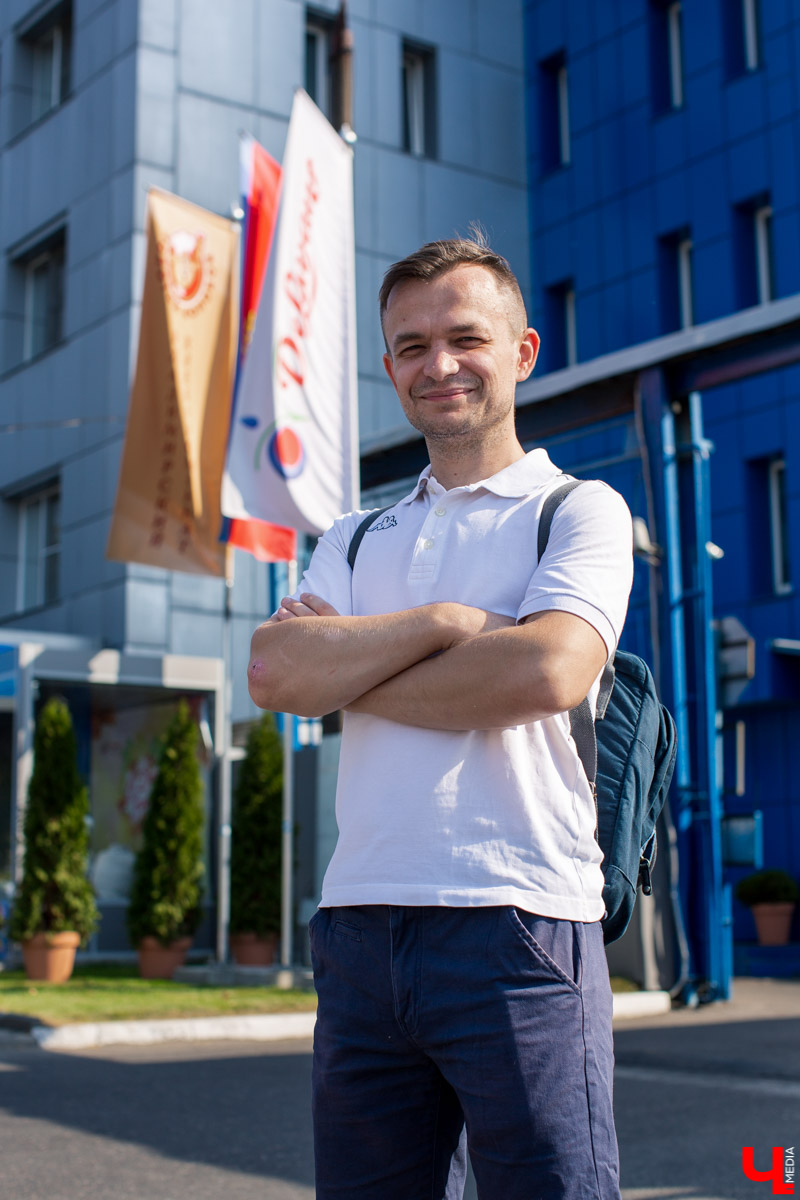 Как пекут караваи? В чем особенности этой выпечки? Как мастеру удается создать сложные и красивые узоры из теста? О тонкостях процесса рассказывает Александр Тепаев, мастер-пекарь Владимирского хлебозавода.