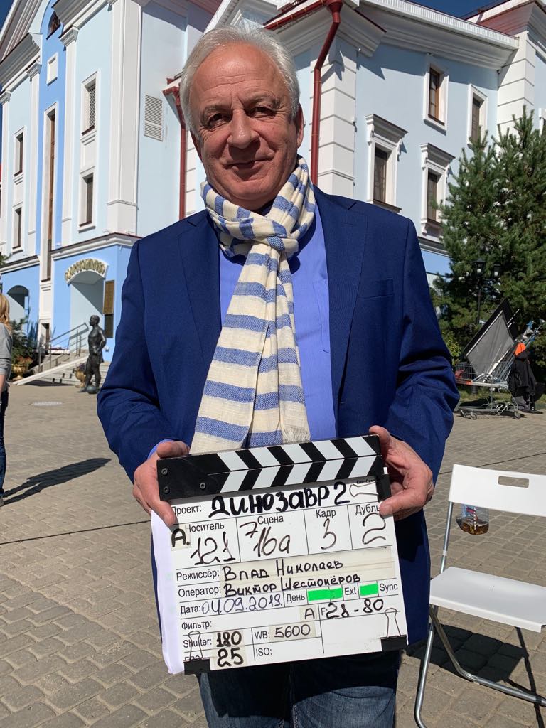 Одну из сцен сериала “Динозавр” с Александром Панкратовым-Черным снимали в Суздале на ул. Кремлевская. Нам удалось побывать на месте событий.