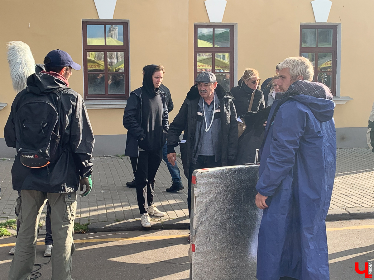 Одну из сцен сериала “Динозавр” с Александром Панкратовым-Черным снимали в Суздале на ул. Кремлевская. Нам удалось побывать на месте событий.