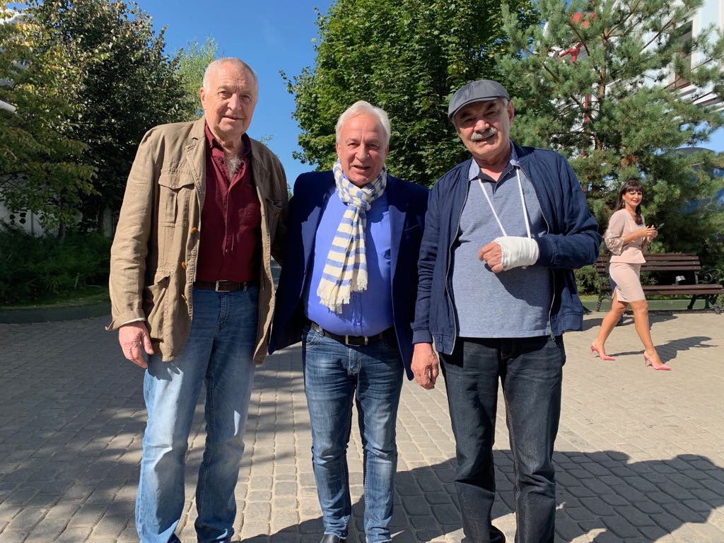 Одну из сцен сериала “Динозавр” с Александром Панкратовым-Черным снимали в Суздале на ул. Кремлевская. Нам удалось побывать на месте событий.