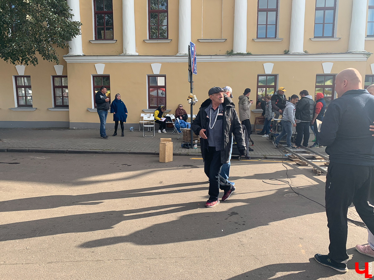 Одну из сцен сериала “Динозавр” с Александром Панкратовым-Черным снимали в Суздале на ул. Кремлевская. Нам удалось побывать на месте событий.