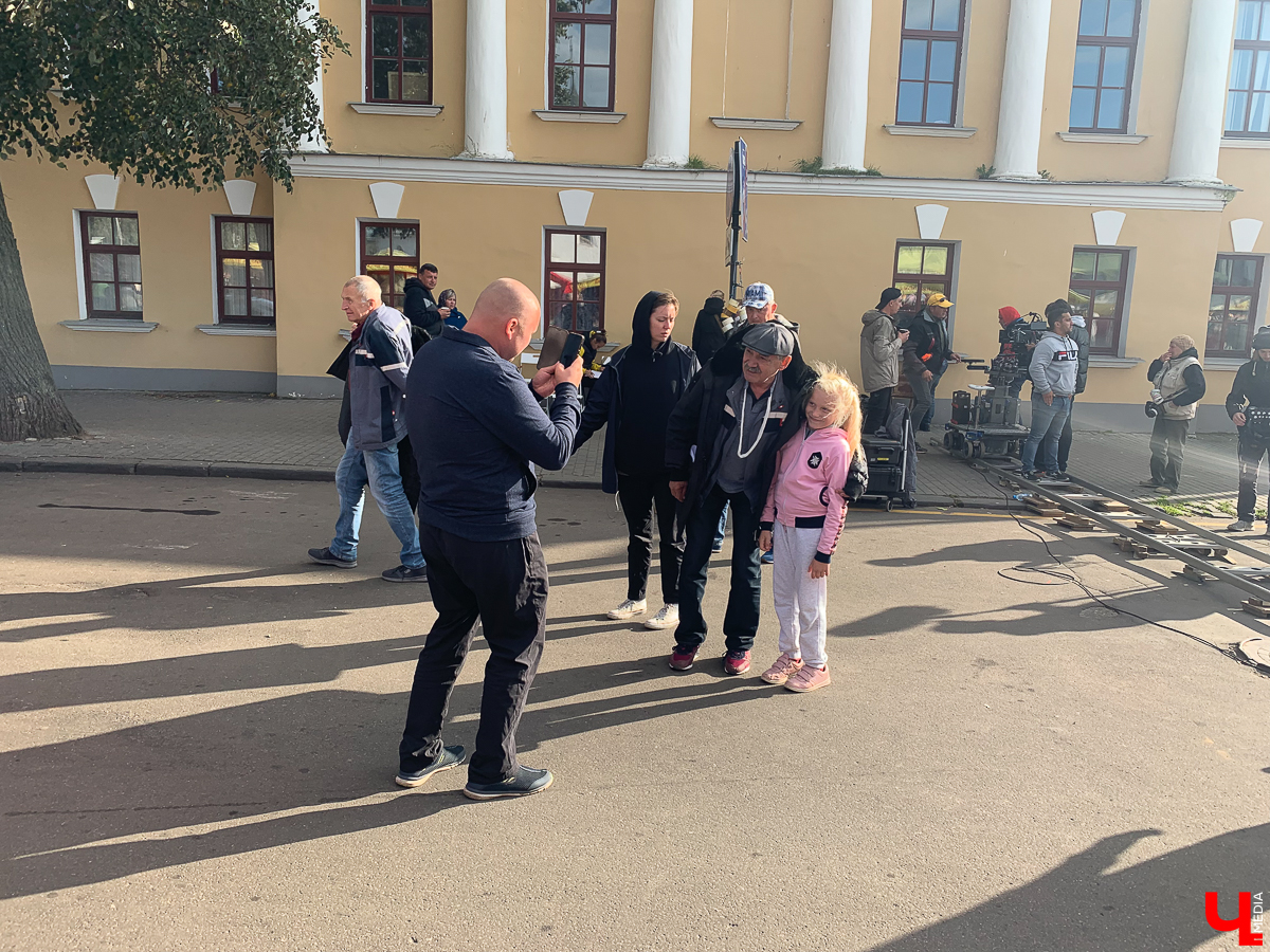 Одну из сцен сериала “Динозавр” с Александром Панкратовым-Черным снимали в Суздале на ул. Кремлевская. Нам удалось побывать на месте событий.