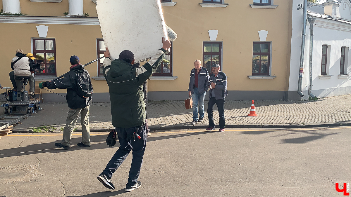 Одну из сцен сериала “Динозавр” с Александром Панкратовым-Черным снимали в Суздале на ул. Кремлевская. Нам удалось побывать на месте событий.