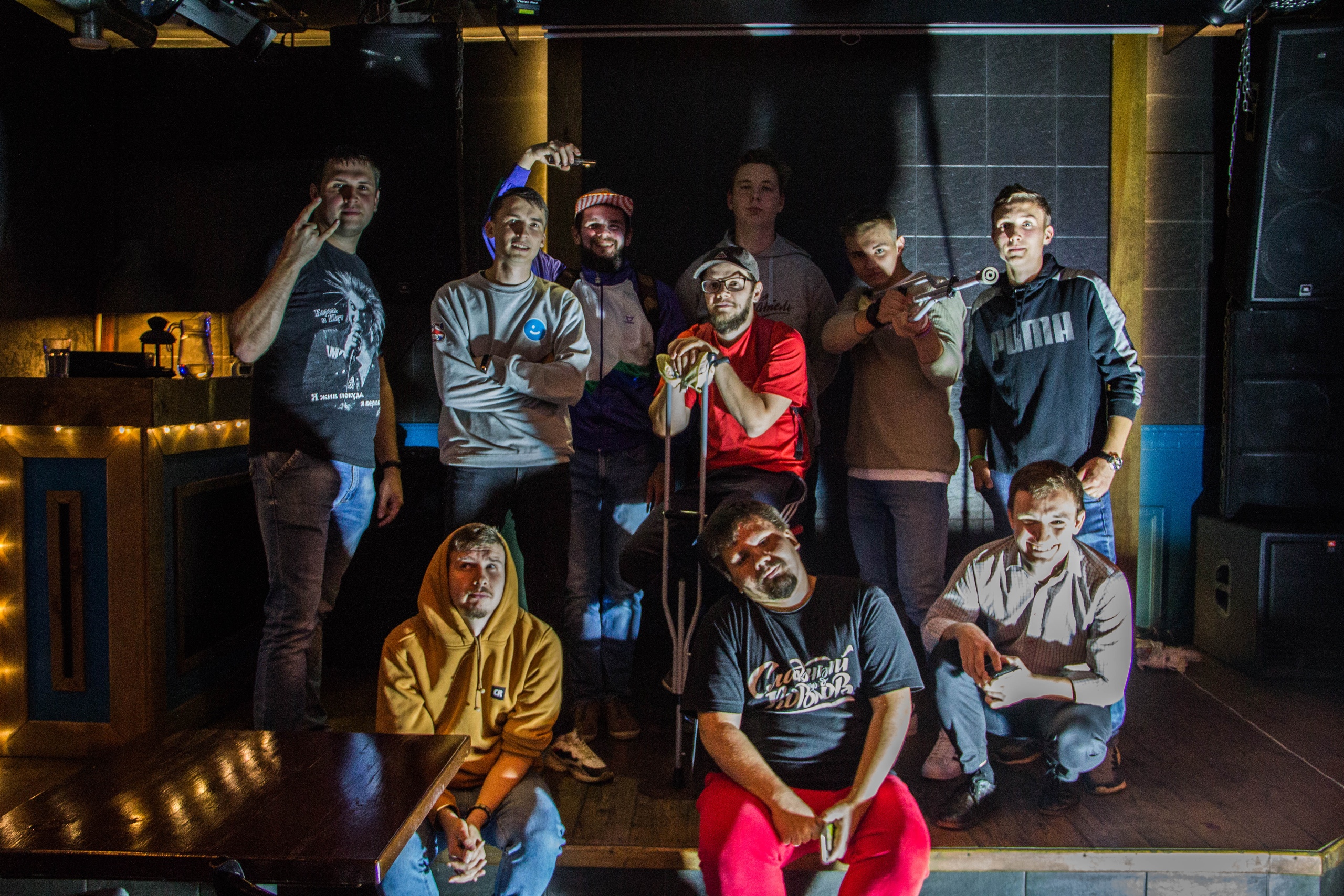 Бывшие кавээнщики проводят в Коврове “открытые микрофоны” для всех желающих на таком уровне, что некоторых участников зовут на разогрев к звездам ТНТ. Также два года назад они запустили импровизационный проект “Театр Ноль”, с которым недавно откатали тур по области