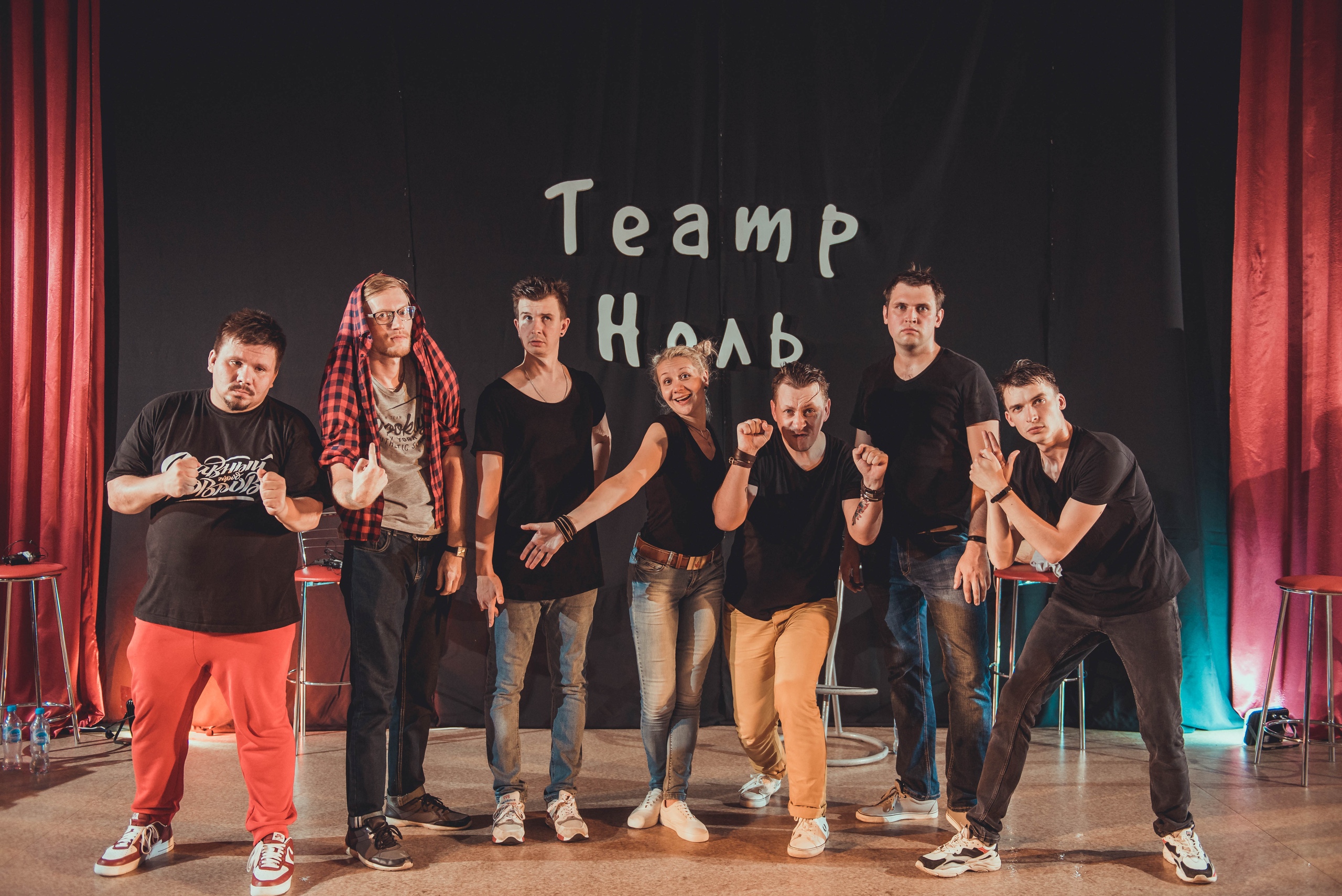 Бывшие кавээнщики проводят в Коврове “открытые микрофоны” для всех желающих на таком уровне, что некоторых участников зовут на разогрев к звездам ТНТ. Также два года назад они запустили импровизационный проект “Театр Ноль”, с которым недавно откатали тур по области