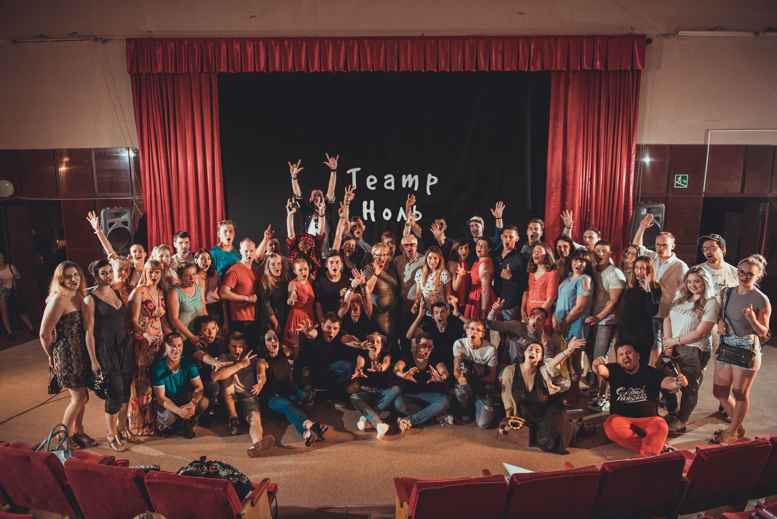 Бывшие кавээнщики проводят в Коврове “открытые микрофоны” для всех желающих на таком уровне, что некоторых участников зовут на разогрев к звездам ТНТ. Также два года назад они запустили импровизационный проект “Театр Ноль”, с которым недавно откатали тур по области