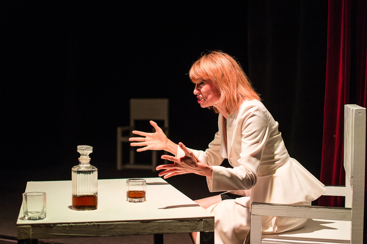 Камерный владимирский театр “Фавор” переформатировался в экспериментальный театр и готовится добавить разнообразия в культурную жизнь города. С октября стартует новый сезон, за который планируется представить зрителю несколько необычных спектаклей, один из них пройдет в баре