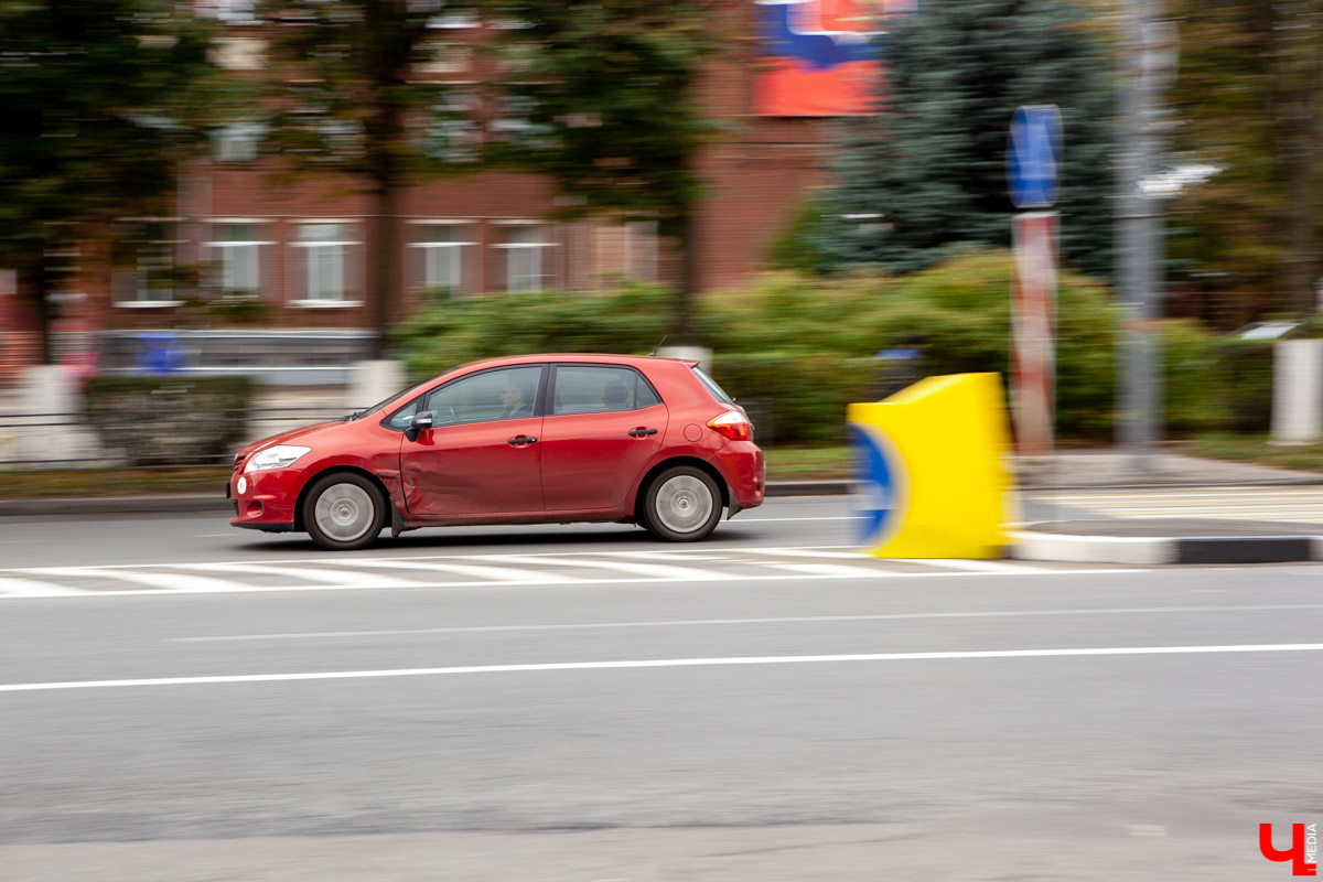 Плюсы и минусы островков безопасности во Владимире. Высказываются автомобилисты, пешеходы и велосипедисты. Мнение фонда “Городские проекты” Ильи Варламова