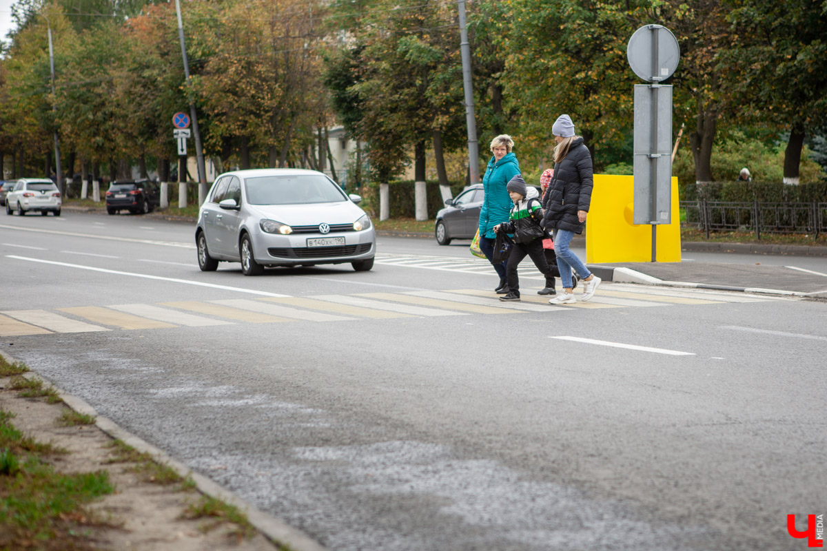 Плюсы и минусы островков безопасности во Владимире. Высказываются автомобилисты, пешеходы и велосипедисты. Мнение фонда “Городские проекты” Ильи Варламова