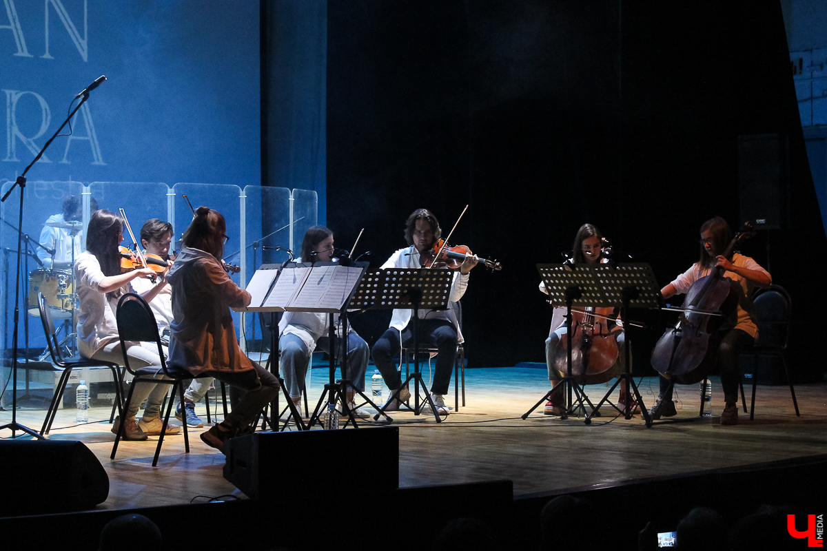 20 сентября московский струнный оркестр Bohemian Orchestra порадовал владимирских любителей группы Queen необычным прочтением хитов этой британской команды