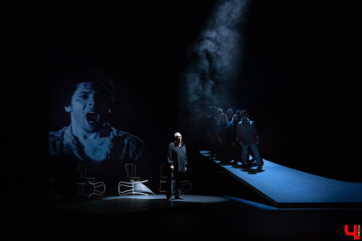 Новый сезон во Владимирдраме открылся спектаклем категории «16+». На премьерной постановке “Исповедь тенора” о жизни солиста ГАБТ Владислава Пьявко актеры обнажили не только душу